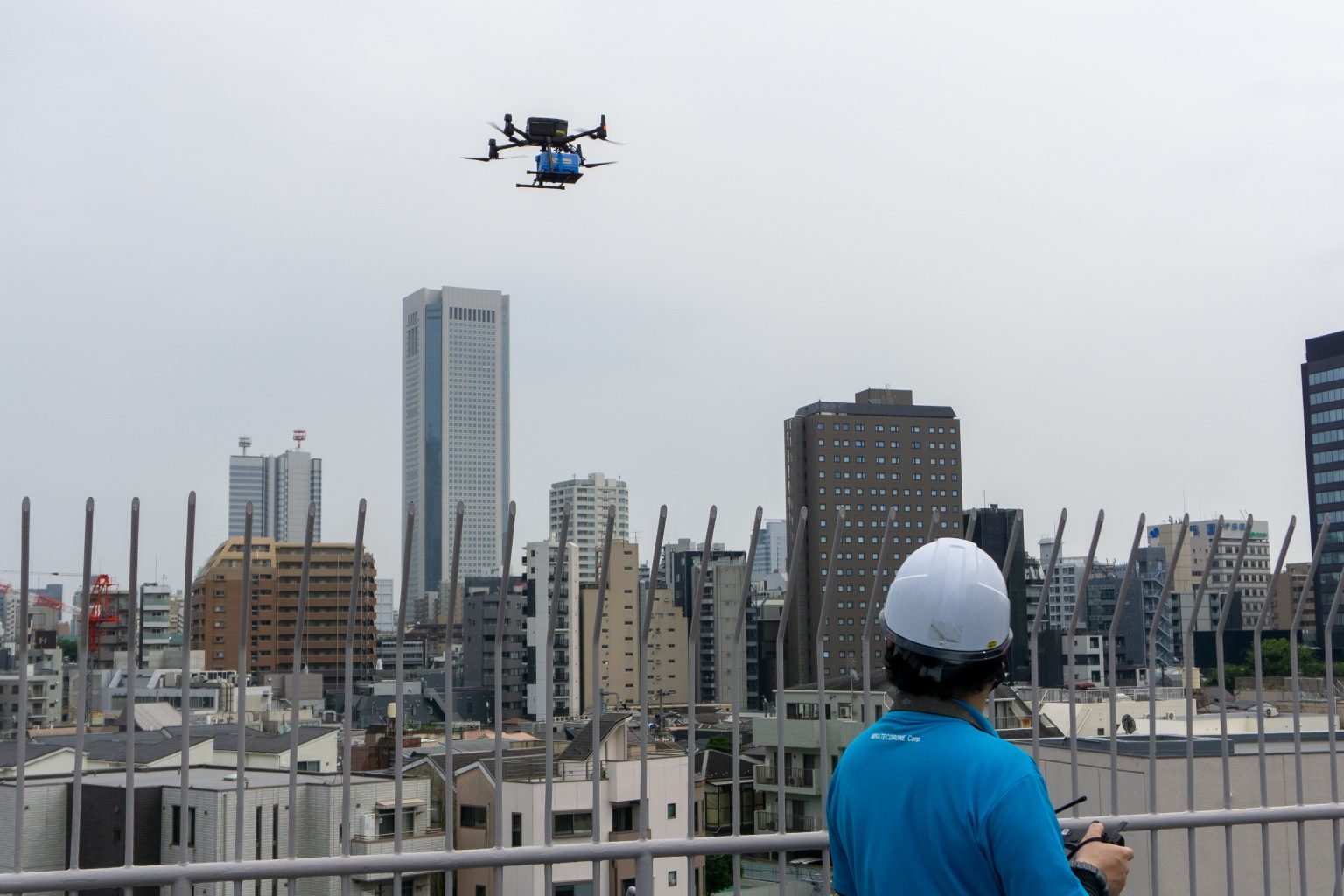 神田川上空をビールを載せて飛行するドローンの様子