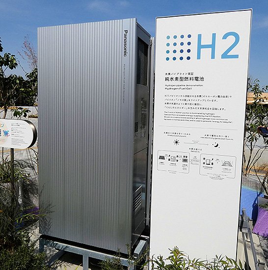 (写真4)パナソニックパビリオンの敷地内に置かれた純水素型燃料電池。純度の高い水素と空気中の酸素を化学反応させて電気を作る装置だ。 イメージ