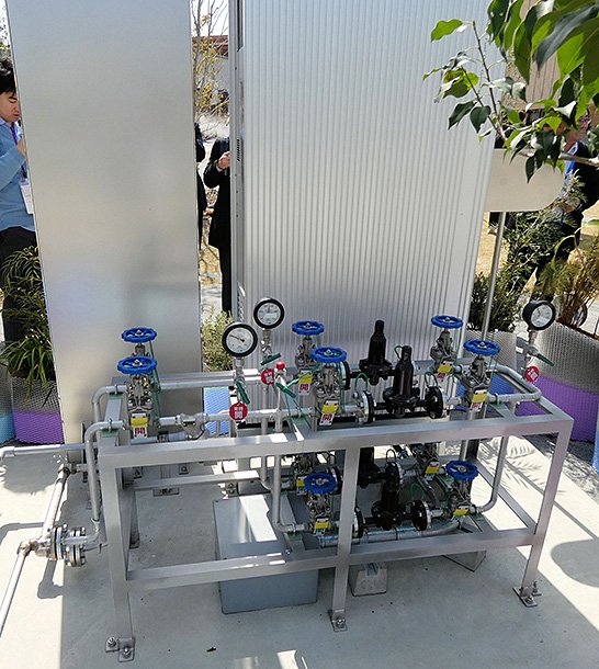 (写真5)純水素型燃料電池の裏側。NTTパビリオンからの水素パイプラインは、ここで立ち上がっており、減圧されたのち、純水素型燃料電池に送られる イメージ