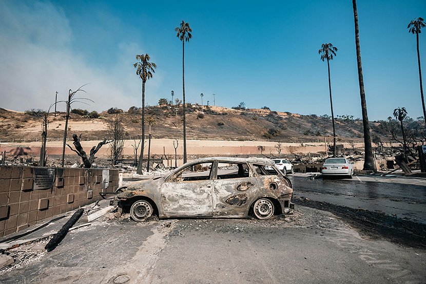（写真2）ロサンゼルスの山火事で焼けた車両（出典：Unsplash Venti Views）　イメージ