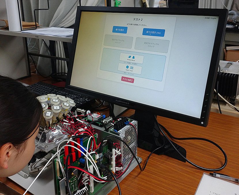 (写真2)東京科学大学のイベントで公開された香りコンテンツのデモ(手前の装置が嗅覚ディスプレイ)(出典:東京科学大学 ホームページ)
