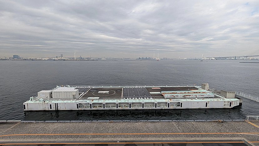 横浜市の横浜港大さん橋ふ頭に設置されている洋上浮体型データセンターの実証プラント
