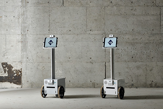 (写真1)現場監督の仕事をテレワーク化するアバターロボット(出典:ログビルドのプレスリリース画像) イメージ