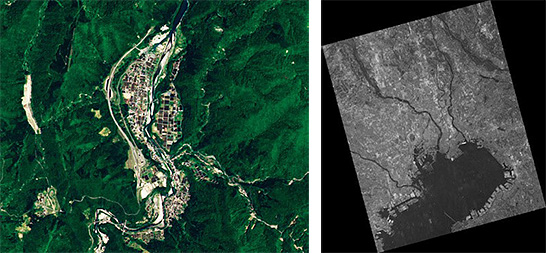 写真　光学センサーで観測した岐阜県白川郷の衛星画像（ALOSより観測）の例 （左）と電波センサーで観測した富士山周辺の衛星画像（JERS-1より観測）の例 （右）　（JAXAのホームページより引用）cJAXA