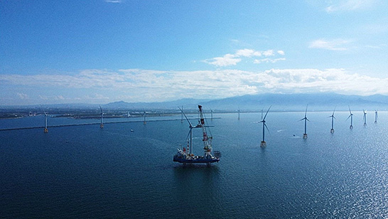 2024年1月1日から商業運転を開始した「石狩湾新港洋上風力発電所」（写真提供：株式会社グリーンパワーインベストメント）