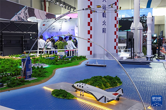 （図1）第14回中国航空ショー（2022年11月）で公開された、中国の次世代運搬ロケットの模型とエンジンの実物展示（出展：新華社通信のニュースページより引用） イメージ