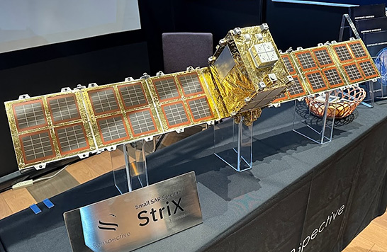 宇宙から地球を見守る小型SAR衛星「StriX」の1/4スケールモデル（SPACE WEEK 2023の展示会場で撮影） イメージ