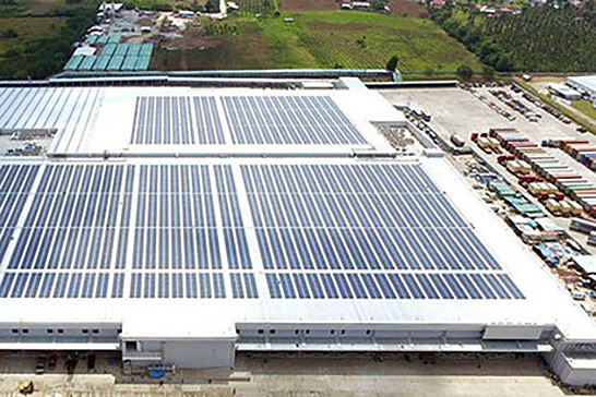フィリピン工場の屋根に設置されたメガソーラー（出典：エプソン）　イメージ