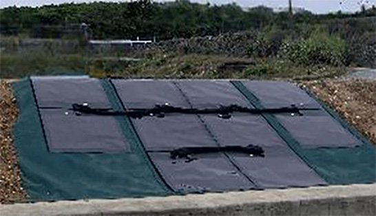 (写真3)設置完了したフィルム型ペロブスカイト太陽電池(出典:積水化学工業、積水ソーラーフィルム、沖縄電力、ユニチカのプレスリリースより) イメージ