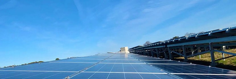 (図2)富岡再エネデータセンターに隣接する太陽光発電所(出典:アガタ プレスリリース) イメージ