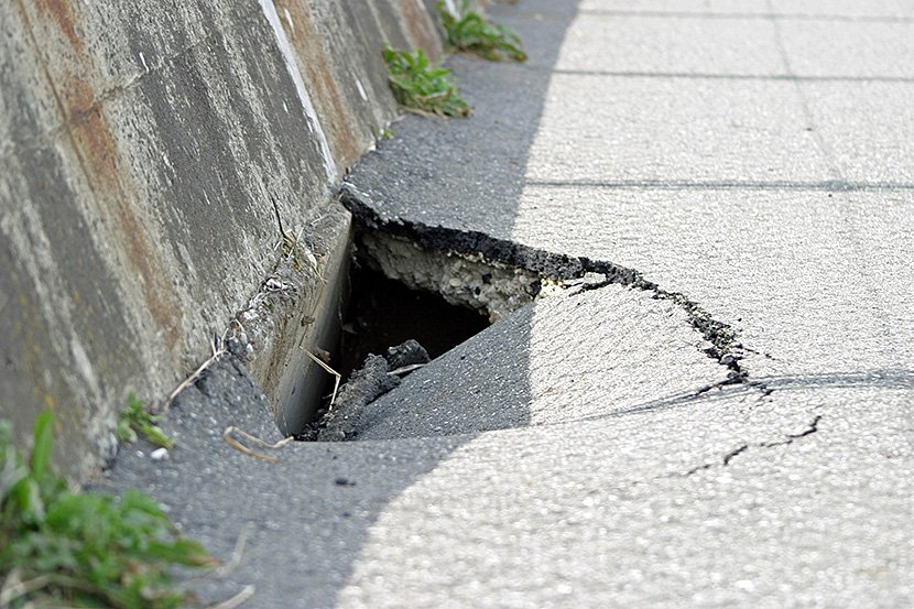全国で道路陥没が発生する イメージ